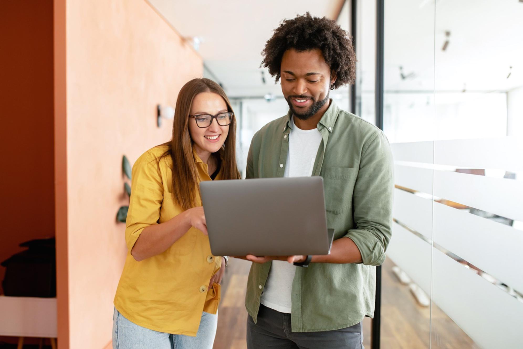 Gruppendiskussion während Verhandlungsworkshop mit Flipchart-Notizen