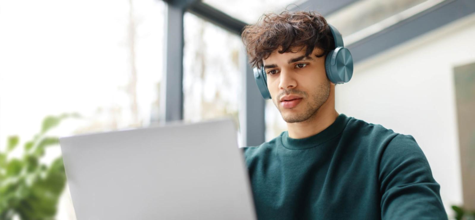 Professionelle Finanzberatung im Besprechungsraum mit Dokumenten und Laptops