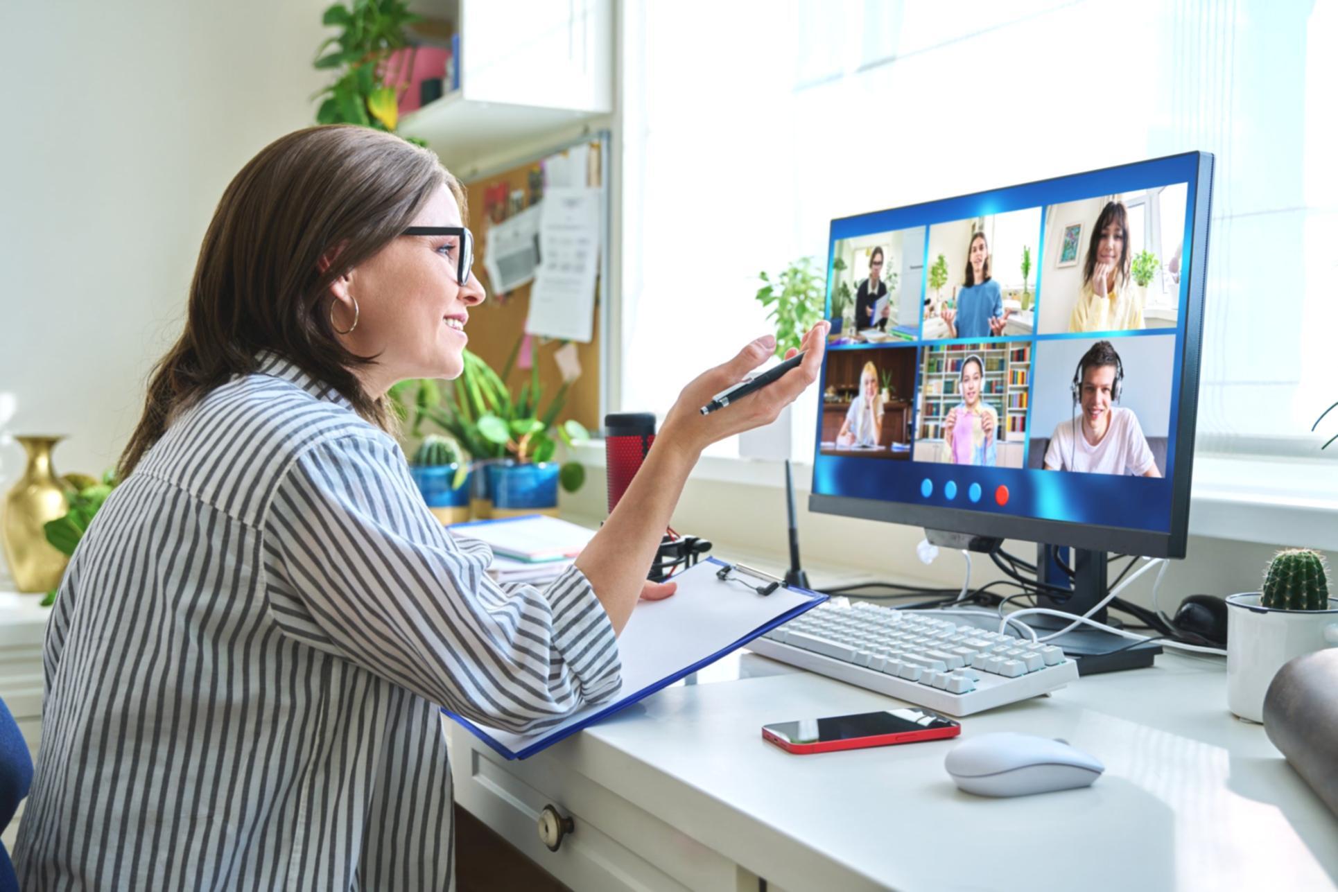 Geschäftliche Verhandlung mit Finanzunterlagen und Notizen auf dem Tisch